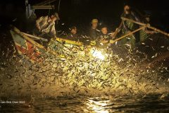 Digital-PhotoTravel_Lien-Chih-Chen_Taiwan_Catching-Fish-with-Fire_